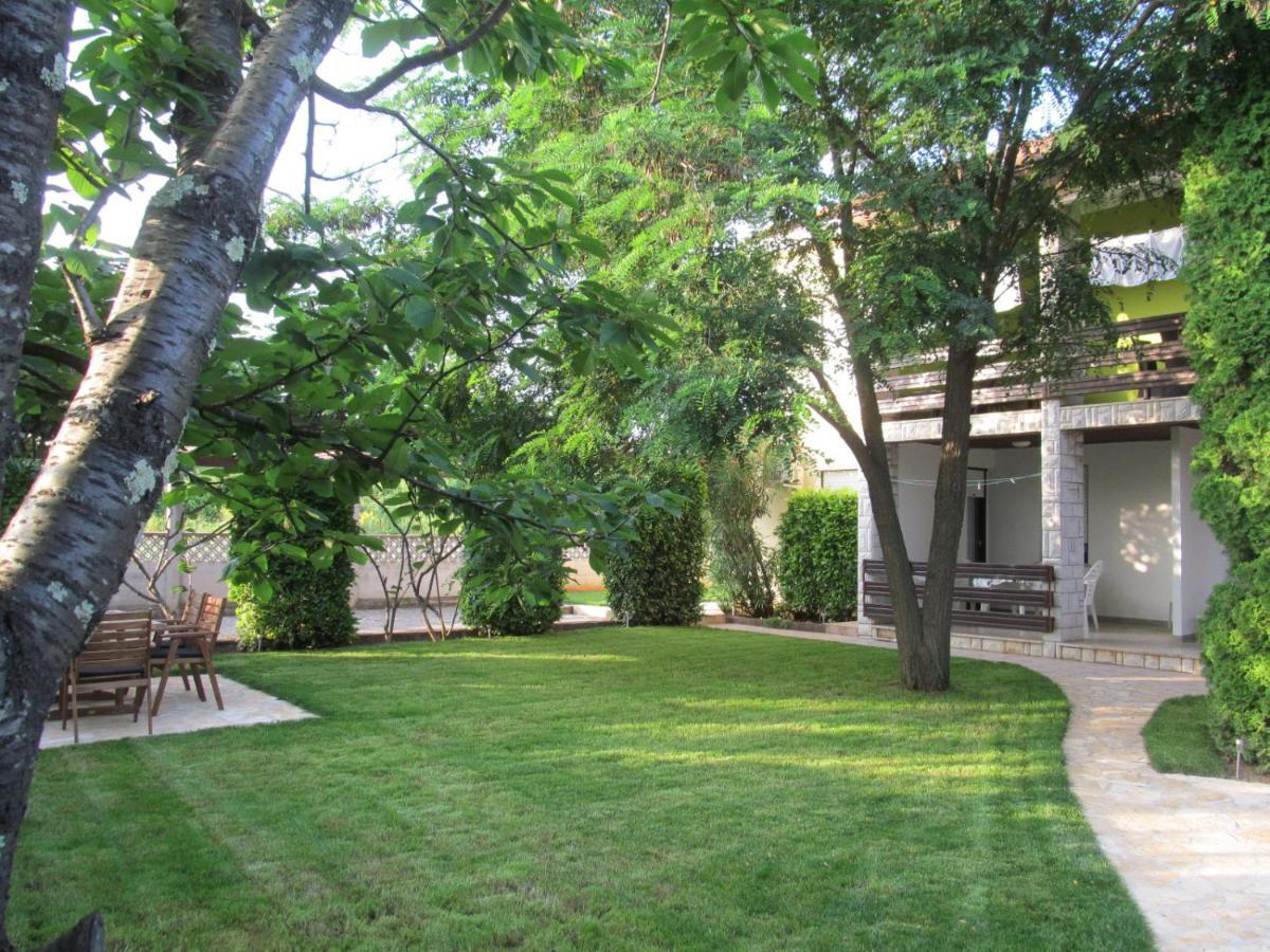Apartments Zvezdica*** With Garden Zambratija  Exterior foto
